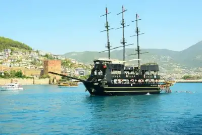 Entertaining boat tour with sea view \on the shores of Alanya